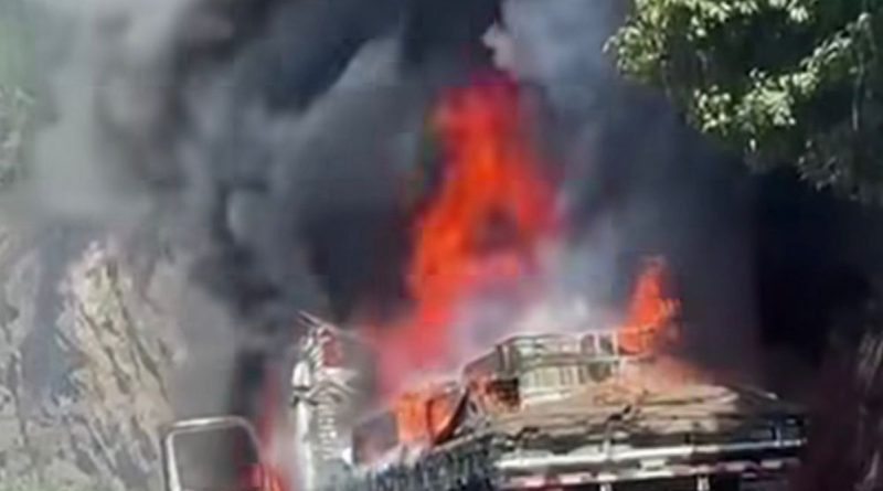 Caminhão pega fogo e interdita descida da Serra das Araras