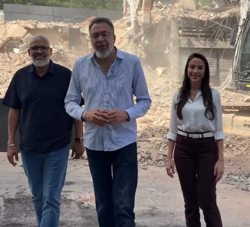 Prefeito Canella e vice-prefeita acompanharam demolição de prédio onde será construída a Rodoviária de Belford Roxo no Centro