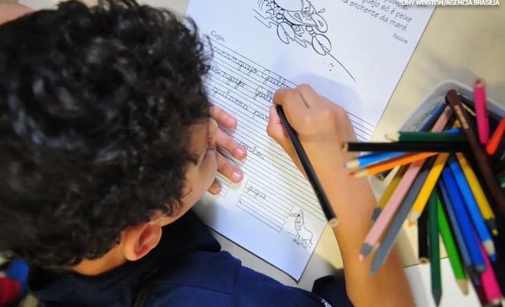 Lula participa da entrega de prêmios a 4,7 mil redes na 2ª edição do Selo Alfabetização. Assista