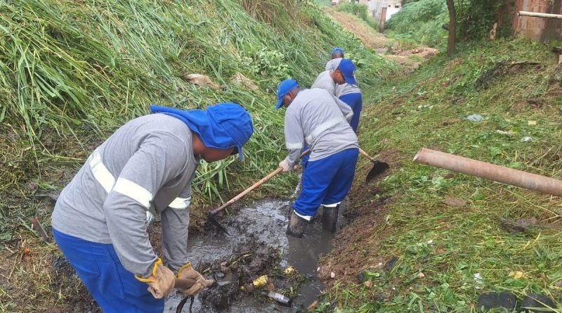 Prefeitura de Três Rios dá continuidade à limpeza de córregos pela cidade