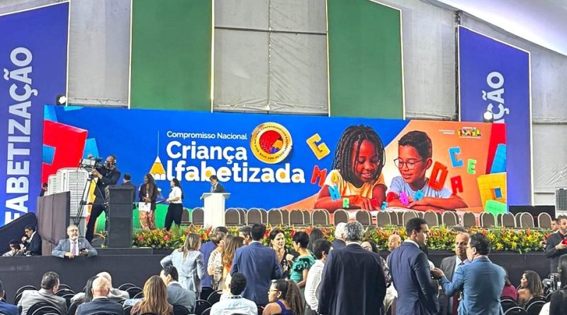 Prefeito Leonardo participa, em Brasília, de cerimônia de premiação do Selo Nacional Compromisso com a Alfabetização