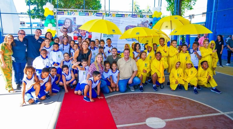 Alunos Meriti recebem kit chuva e peças de inverno com novos uniformes