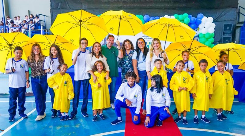 Mais de 40 mil alunos da rede municipal de Meriti recebem novos uniformes, com kit chuva e peças de inverno