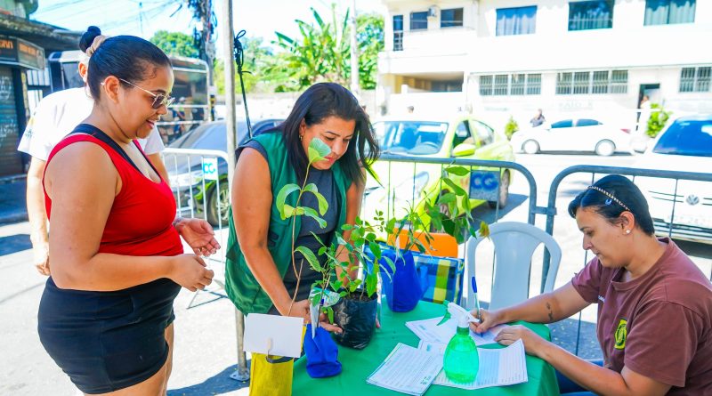 Prefeitura de Meriti leva ação de conscientização ambiental para a praça de Éden