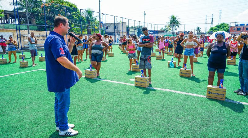 Moradores do Parque Analândia recebem doações de parceria entre Prefeitura de Meriti e a CUFA