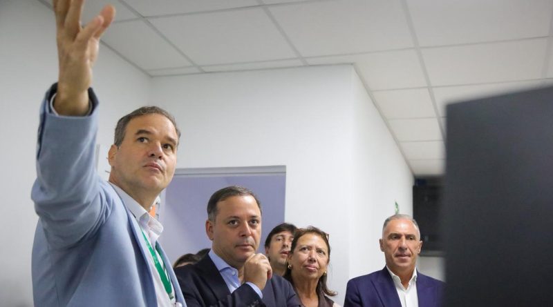 Prefeito de Niterói visita base operacional da Enel no Barreto