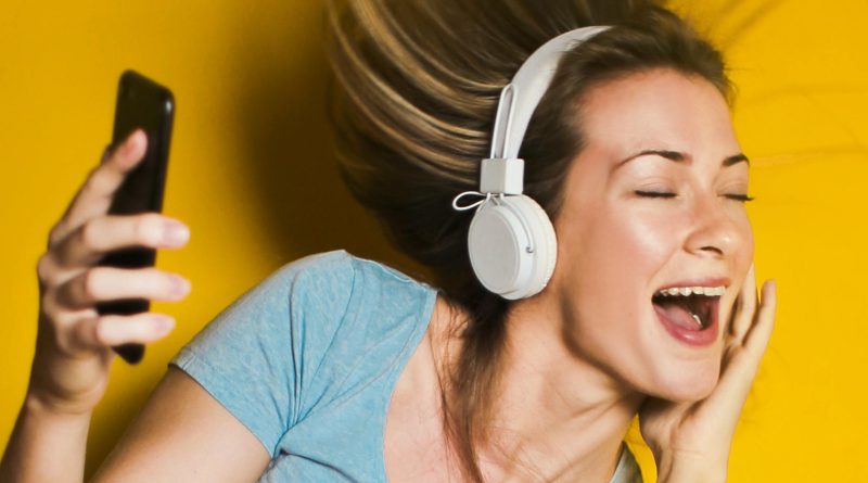 Volume alto, risco crescente: perda auditiva já ameaça uma geração