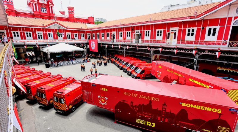 Cláudio Castro entrega novas viaturas ao Corpo de Bombeiros e reforça atendimento de emergência em todo o RJ