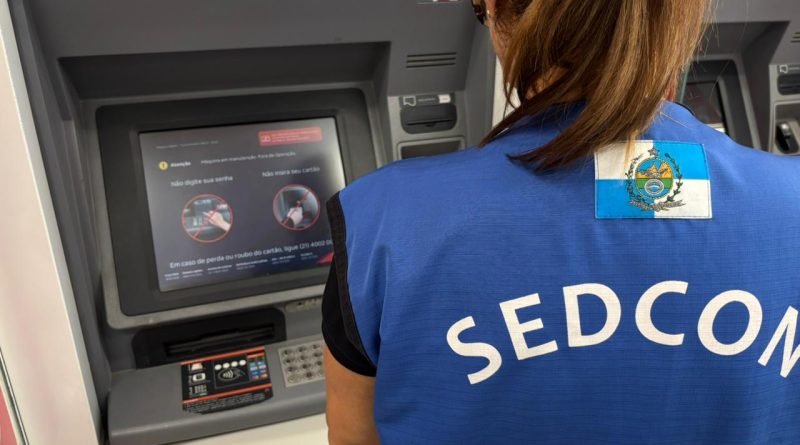 Mais de uma hora em pé: idosos enfrentam longas filas em bancos de Copacabana