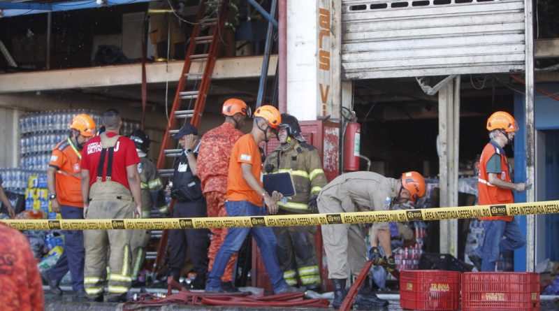 Incêndio atinge pavilhão da Ceasa, em Irajá