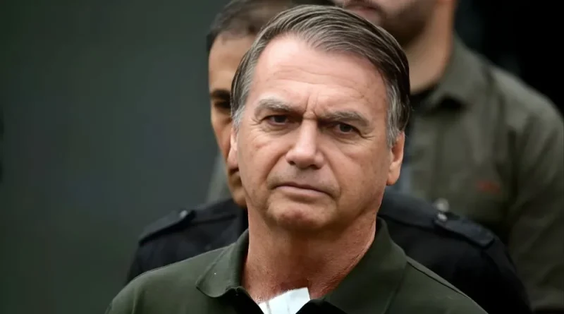 Bolsonaro recebe alta hospitalar e começa a cumprir prisão domiciliar