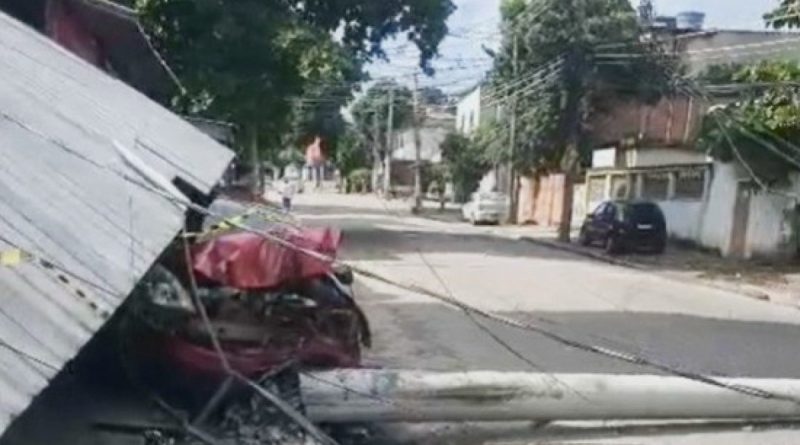 Carro atinge poste em Anchieta, na Zona Norte