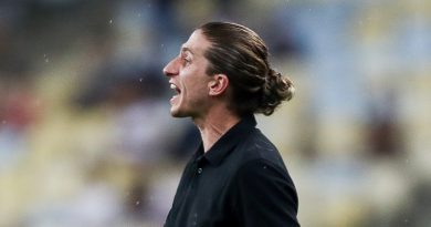 Filipe Luís chora em despedida no CT e se pronuncia após deixar o Flamengo