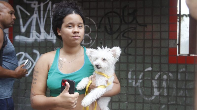 Moradores mostram alívio após salvarem pets de incêndio em Ramos: ‘Com, vida graças a Deus’