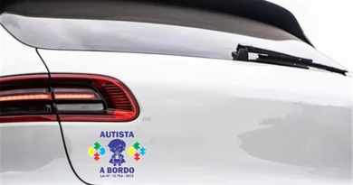 ALERJ: Carros de pessoas com autismo poderão ser identificados por selo emotido pelo Governo do Estado