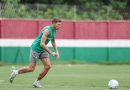 John Kennedy não participa de treino e pode ser substituído por Castillo contra o Atlético-MG