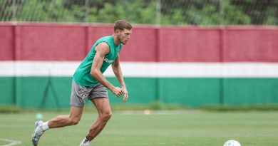 John Kennedy não participa de treino e pode ser substituído por Castillo contra o Atlético-MG