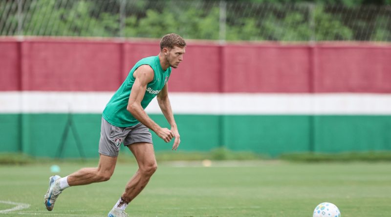 John Kennedy não participa de treino e pode ser substituído por Castillo contra o Atlético-MG