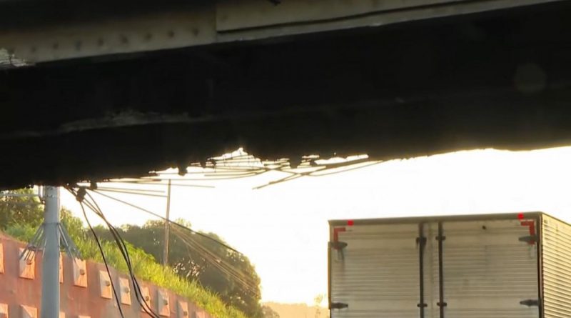 Carreta colide em viaduto e interdita via Dutra, em Nova Iguaçu