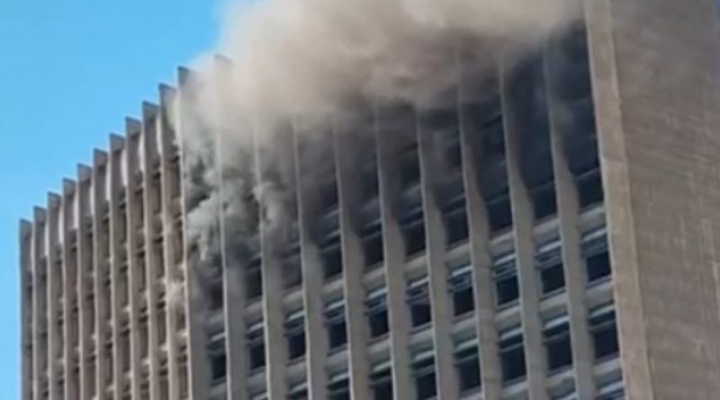 Incêndio atinge antigo prédio do Centro Administrativo do Banco do Brasil, no Andaraí