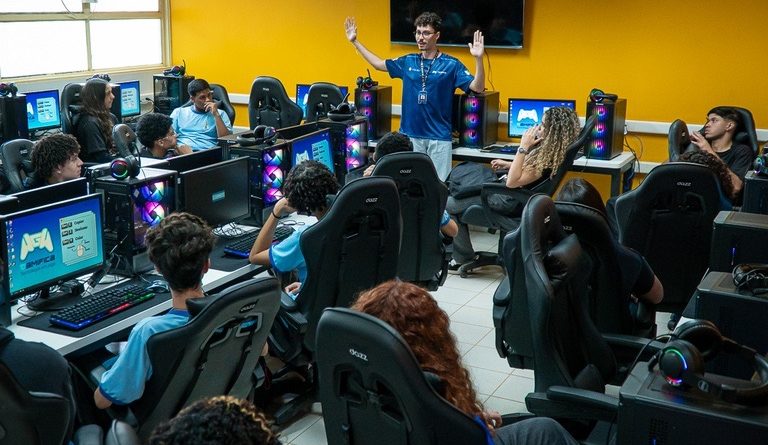 Pé-de-Meia amplia permanência escolar e ajuda jovens a projetar o futuro