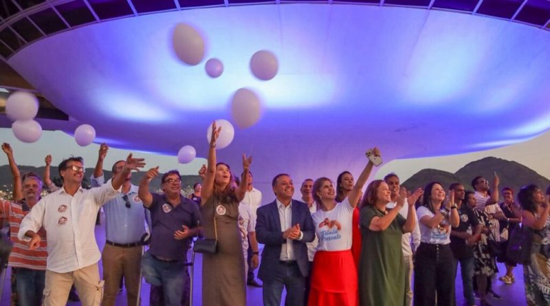 Prefeito Rodrigo Neves participa de homenagem a Tânia Rodrigues no MAC