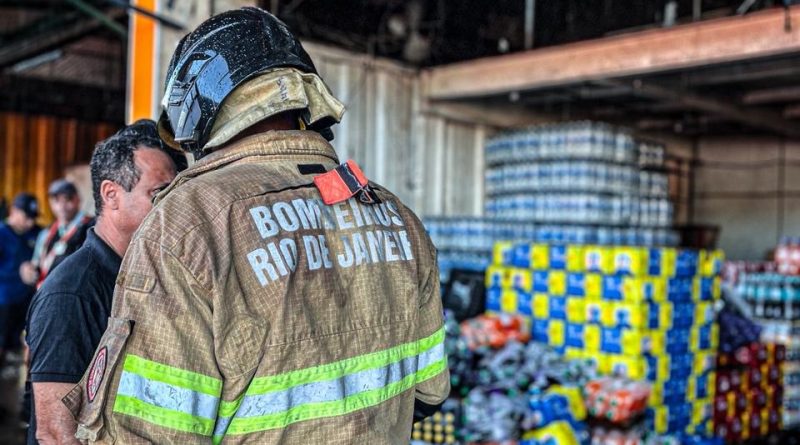 Governo do Estado mobiliza mais de 40 bombeiros para combater incêndio no Ceasa