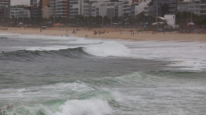 Alerta da Marinha prevê ondas de até 3 metros no litoral do Rio a partir desta terça-feira