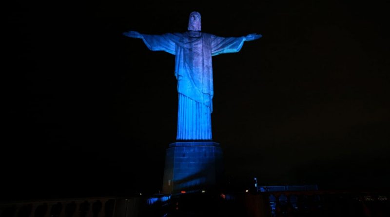 Cristo Redentor é iluminado de azul em celebração ao Dia Mundial de Conscientização sobre o Autismo