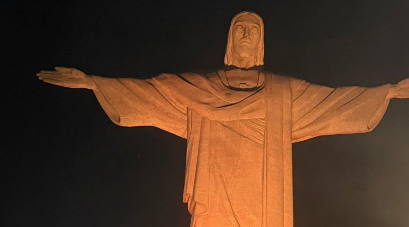Cristo Redentor ‘fica’ laranja em ação contra maus-tratos a animais