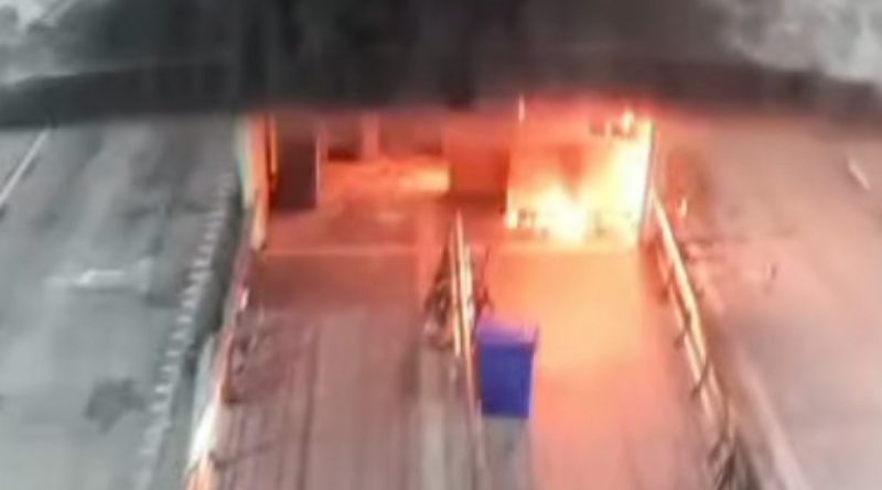 Incêndio de grandes proporções atinge estação do BRT em Magalhães Bastos