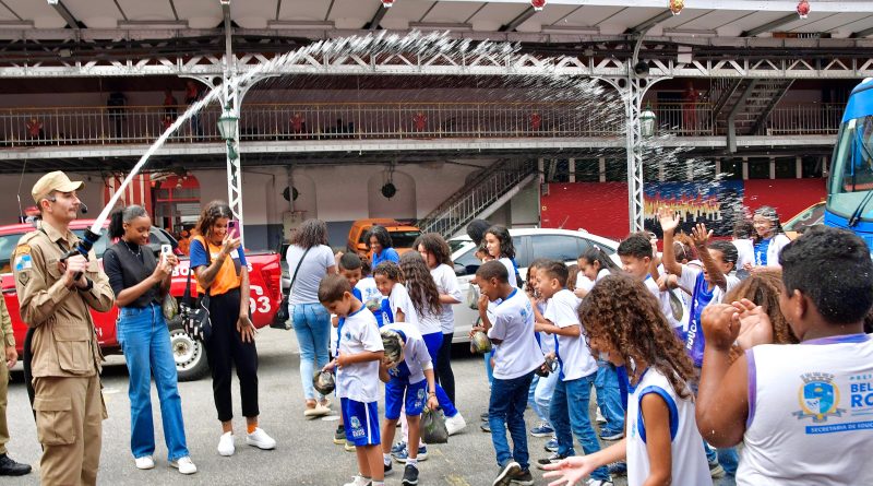 Alunos da rede municipal de Belford Roxo visitam Centro Histórico e Cultural do Corpo de Bombeiros