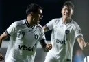Botafogo sai atrás, mas vira com golaço de Matheus Martins e vence Vasco em São Januário
