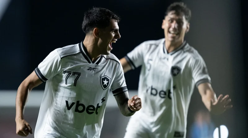 Botafogo sai atrás, mas vira com golaço de Matheus Martins e vence Vasco em São Januário