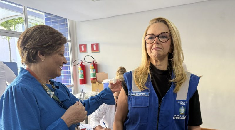 Vacina no braço garante proteção aos servidores da Secretaria de Estado de Saúde