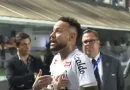 Neymar discute com torcedor após empate do Santos: ‘Estou dando a vida’