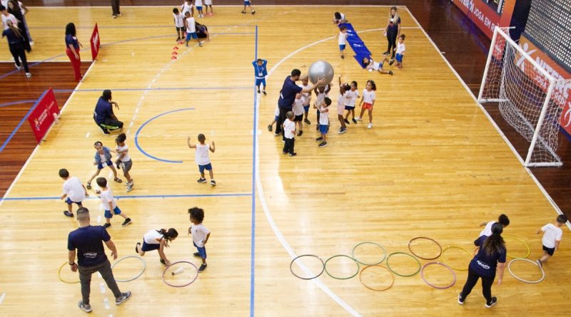 Niterói inicia distribuição de mais de 11 mil materiais esportivos para escolas da rede municipal