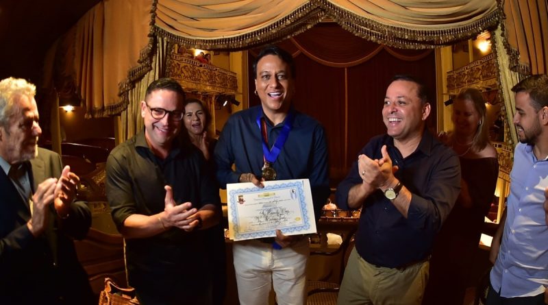 Filho de Tim Maia recebe Medalha Leila Diniz em Niterói na estreia do musical na cidade