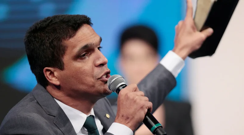 Com a Bíblia na mão Cabo Daciolo anuncia pré-candidatura à Presidência da República pelo Mobiliza 33