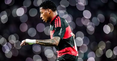 Após polêmica, Plata dá assistência e tem boa atuação contra Santos