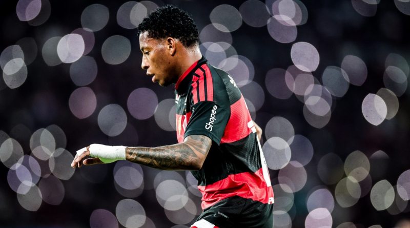 Após polêmica, Plata dá assistência e tem boa atuação contra Santos