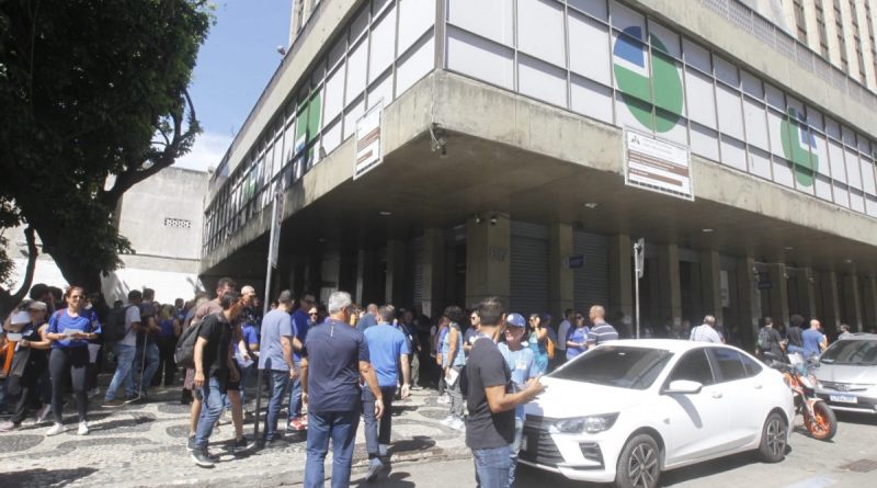 Ato no Centro marca segundo dia da greve de servidores do Detran