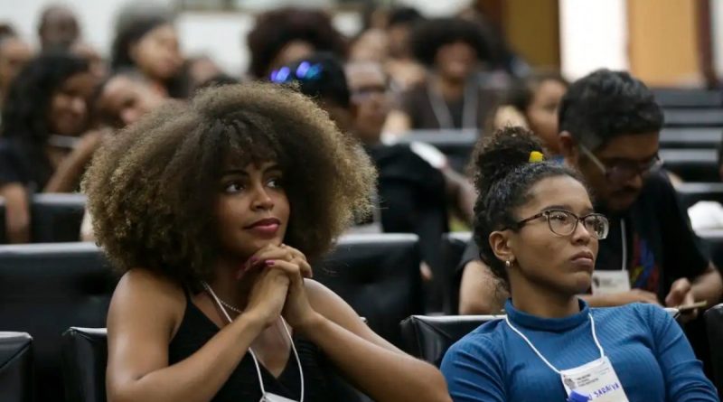 Desempenho de cotistas na graduação é superior à média, afirma MEC