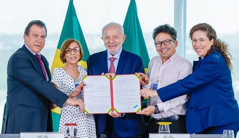 Lula assina medida que insere mais terceirizados da União na jornada de 40 horas semanais