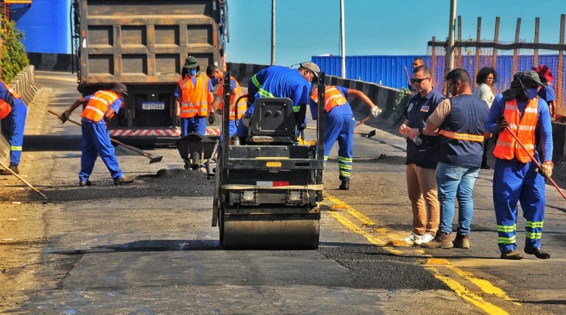 Prefeitura de Nova Iguaçu realiza força-tarefa de tapa-buraco no Centro durante feriado