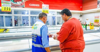 Prefeitura de Meriti interdita açougue de supermercado no Jardim Metrópole após denúncias