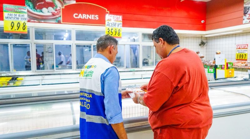 Prefeitura de Meriti interdita açougue de supermercado no Jardim Metrópole após denúncias