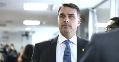 Flávio reage à decisão de Zanin de manter Couto no governo: “Constituição se cumpre. E eleição se resolve no voto e não na canetada”