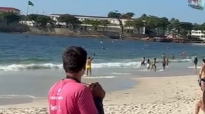 Balão assusta banhistas na Praia de Copacabana