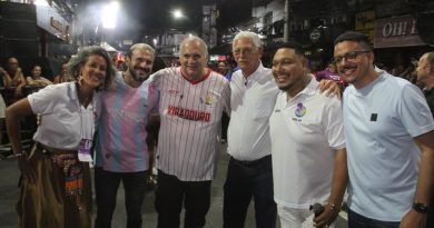 Carnaval da Retomada reúne centenas de gonçalenses na primeira noite de desfile no Centro